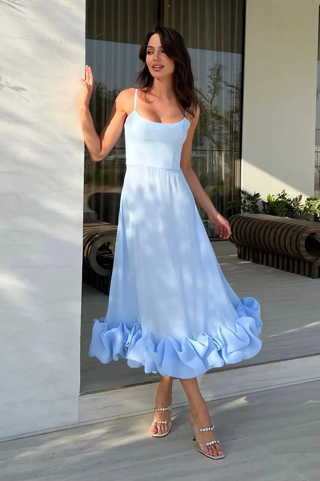 Robe midi femme à volants sans manches en coton léger, idéale pour les journées d'été. Design fluide et confortable.