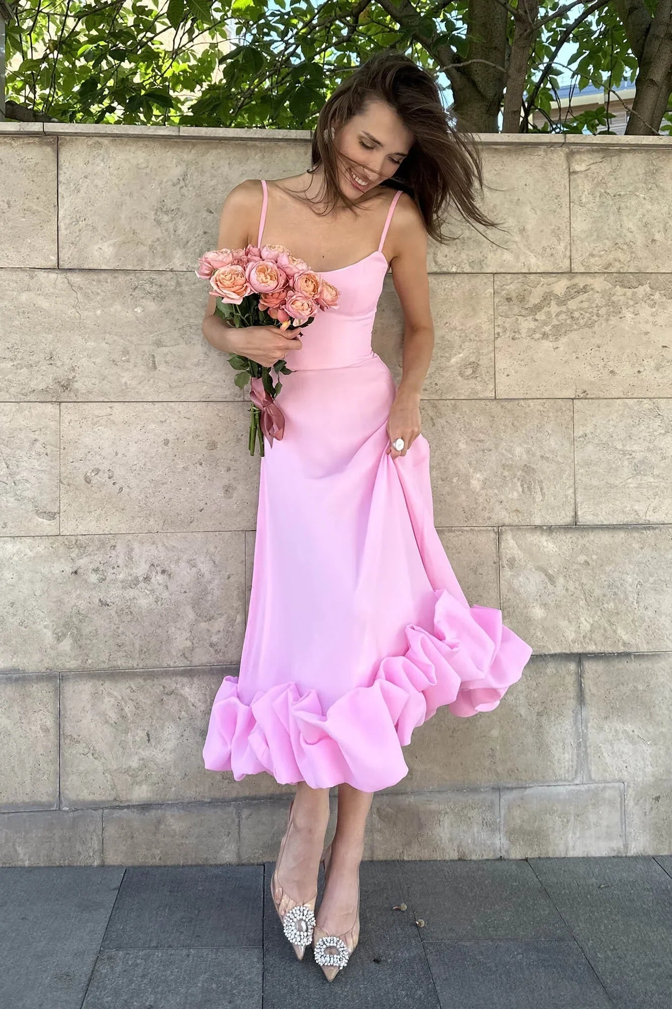Robe midi sans manches pour femme avec volants, fabriquée en tissu léger et fluide, idéale pour les journées ensoleillées.