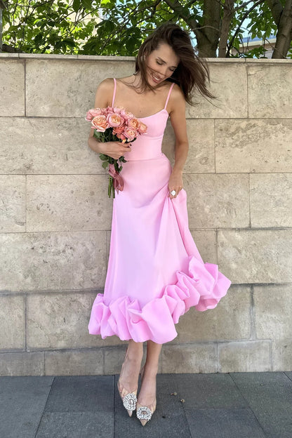 Robe midi sans manches pour femme avec volants, fabriquée en tissu léger et fluide, idéale pour les journées ensoleillées.