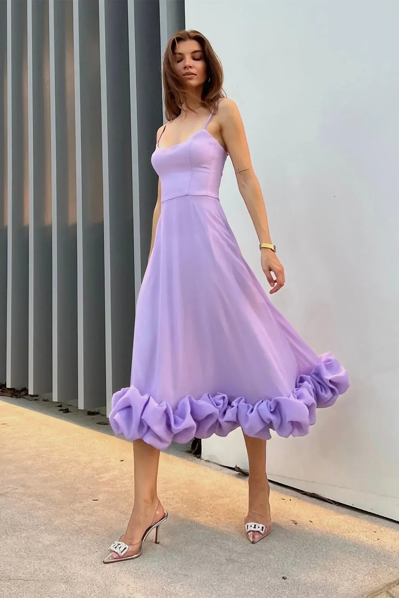 Robe midi femme sans manches en coton léger, ornée de volants délicats sur le bas pour une allure fluide et féminine.