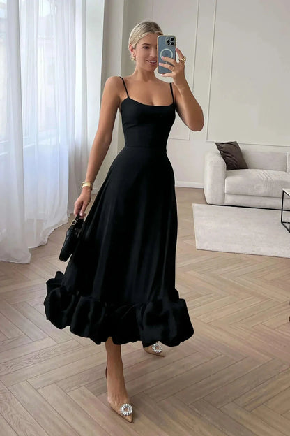 Robe midi noire sans manches avec volants légers, en tissu confortable pour un style décontracté et élégant.