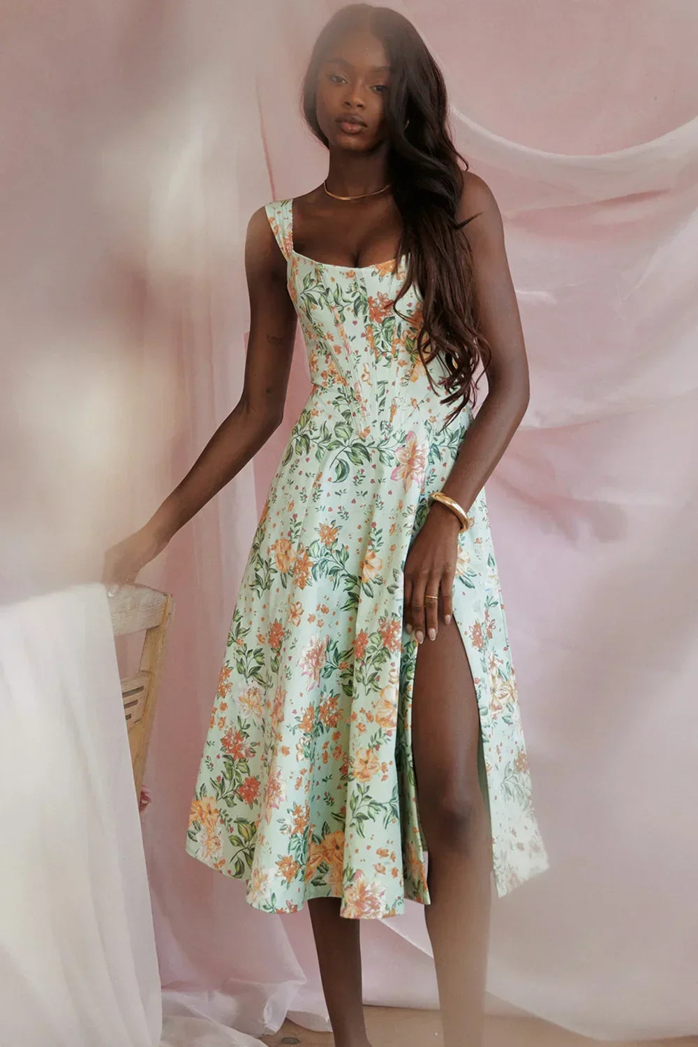 Robe midi à bretelles, en tissu léger avec motif floral et fente latérale, idéale pour les journées d'été décontractées.
