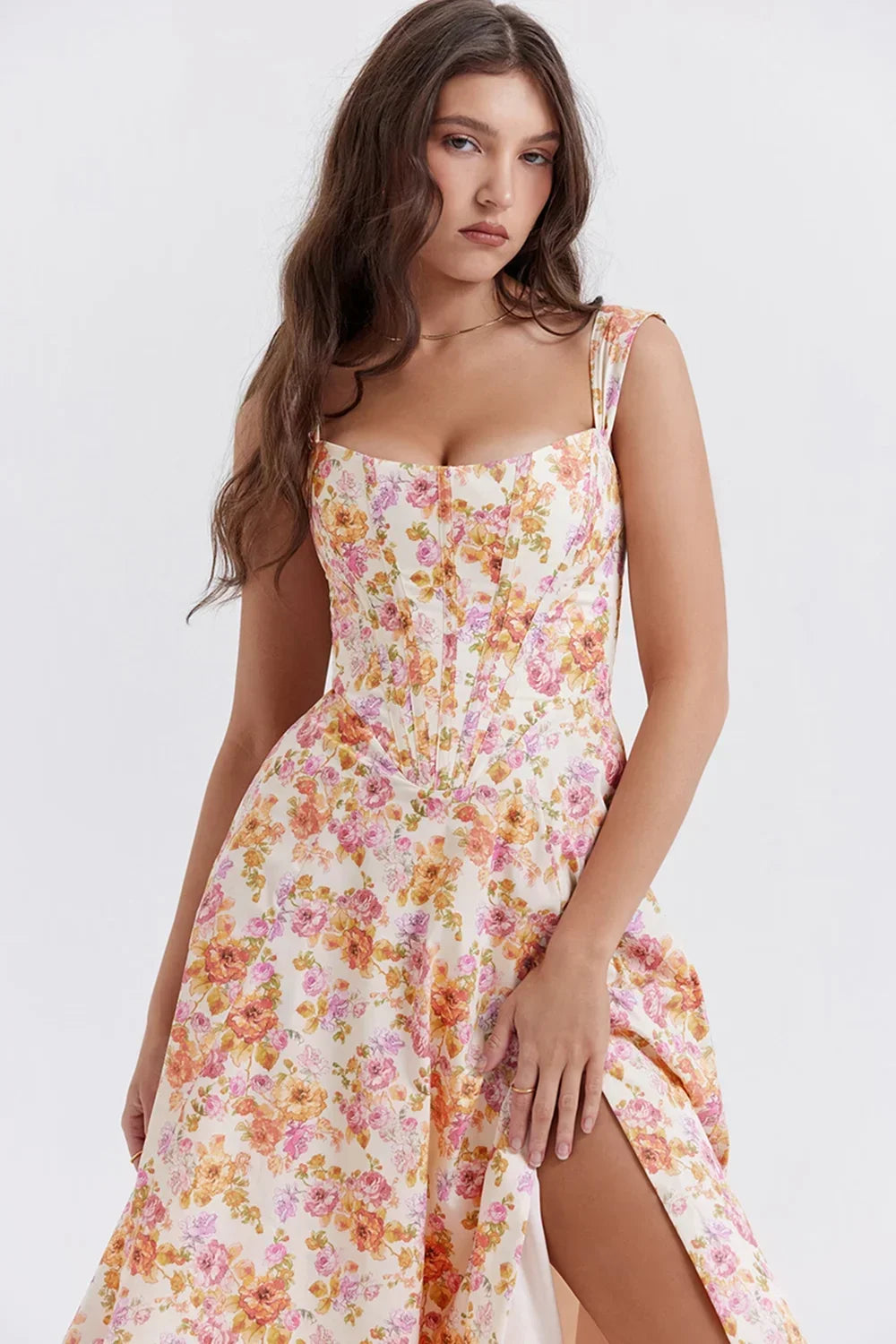 Robe midi fleurie à bretelles, en coton léger, avec fente latérale et motifs floraux pour un look estival décontracté.