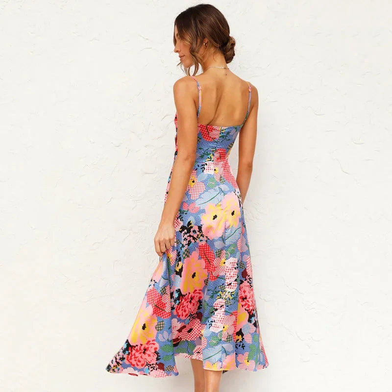 Robe midi fleurie en tissu léger, avec découpe devant et bretelles fines pour un look délicat et féminin.