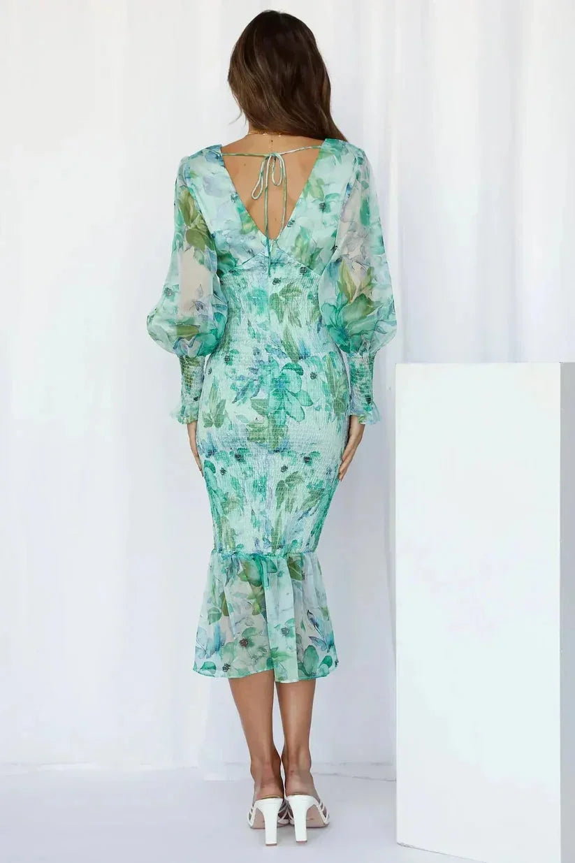 Robe midi à fleurs, manches longues, col en V, tissu fluide avec volants; parfaite pour le printemps.