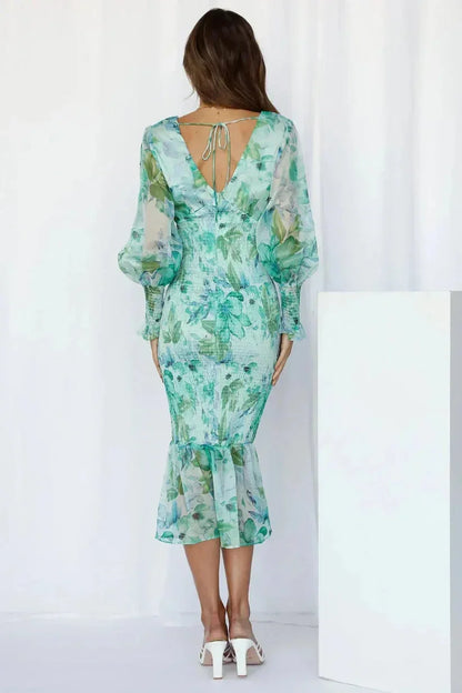 Robe midi à fleurs, manches longues, col en V, tissu fluide avec volants; parfaite pour le printemps.