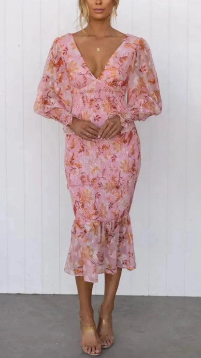 Robe midi fleurie à manches longues, col en V, en tissu fluide avec volants, idéale pour le printemps.