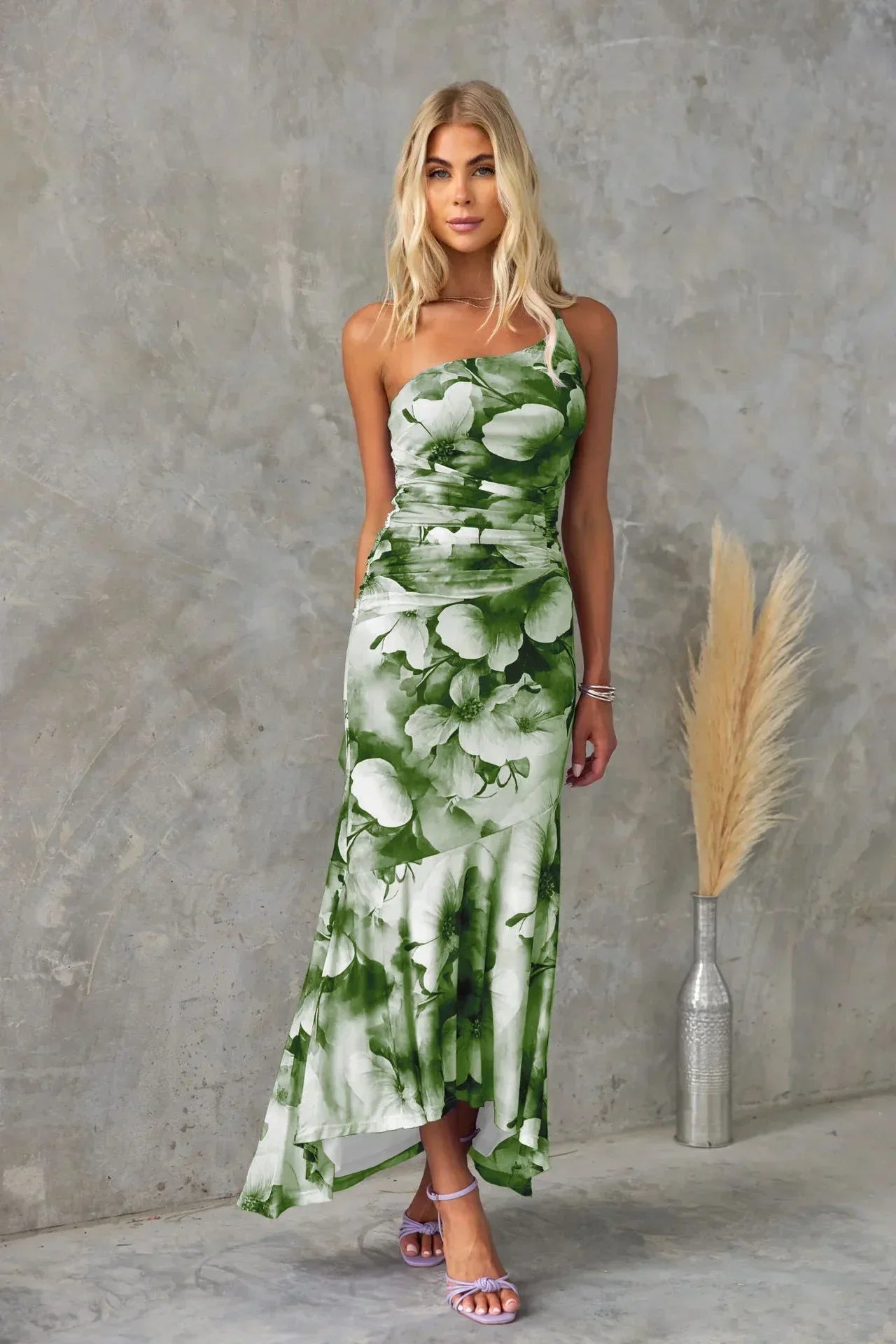 Robe midi florale sans bretelles en tissu fluide, dos asymétrique idéale pour les mariages d'été.