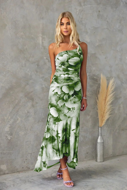 Robe midi florale sans bretelles en tissu fluide, dos asymétrique idéale pour les mariages d'été.