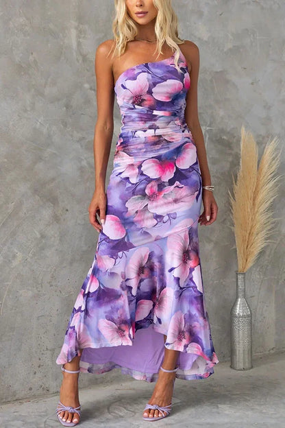 Robe midi sans bretelles en tissu fluide, imprimé floral, dos asymétrique, idéale pour les mariages d'été.