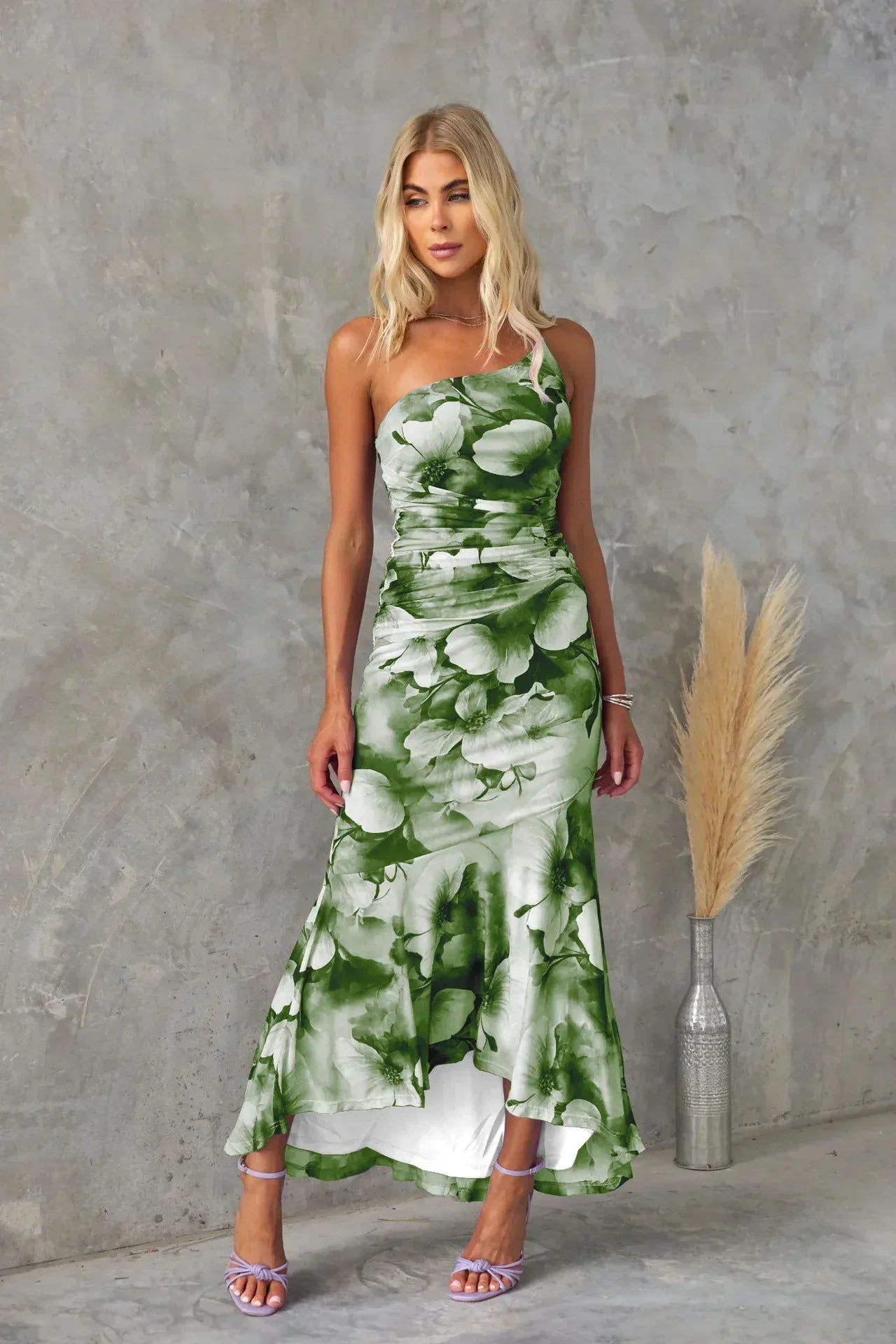 Robe midi sans bretelles en tissu fluide, motif floral, dos asymétrique idéale pour un mariage d'été.