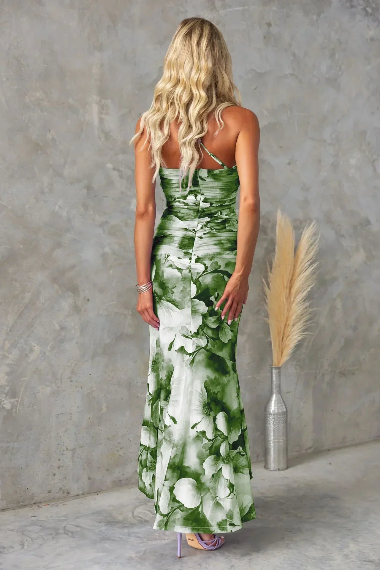 Robe midi sans bretelles en tissu fluide, imprimée florale avec un dos asymétrique, idéale pour les invités d'été au mariage.