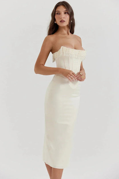 Robe midi ivoire avec bustier perlée et corset, en tissu satiné, idéale pour les soirées et cocktails élégants.