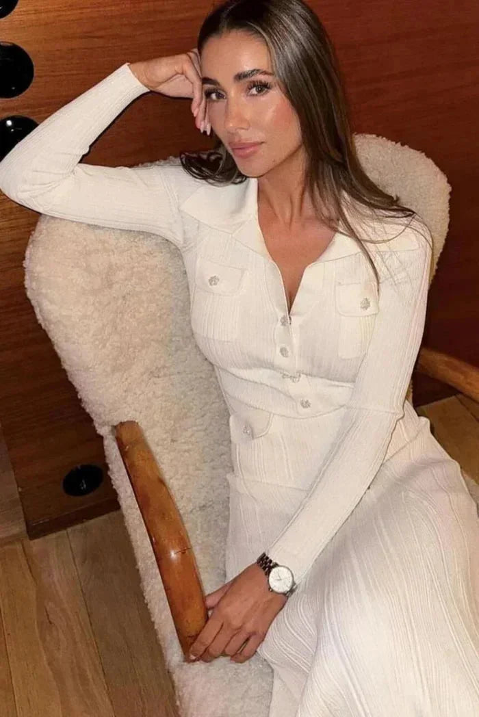 Robe midi élégante en tissu doux, avec des boutons avant et des manches longues pour un look sophistiqué et confortable.