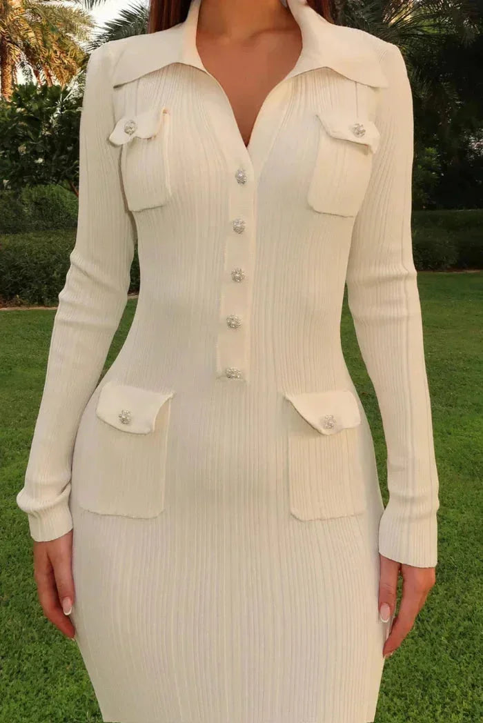 Robe midi en tissu doux, avec boutons sur le devant et manches longues pour un look chic et intemporel.
