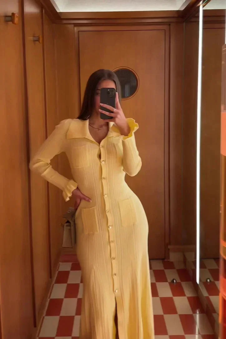 Robe midi en tissu léger, avec boutons sur le devant et manches longues, idéale pour une tenue décontractée.