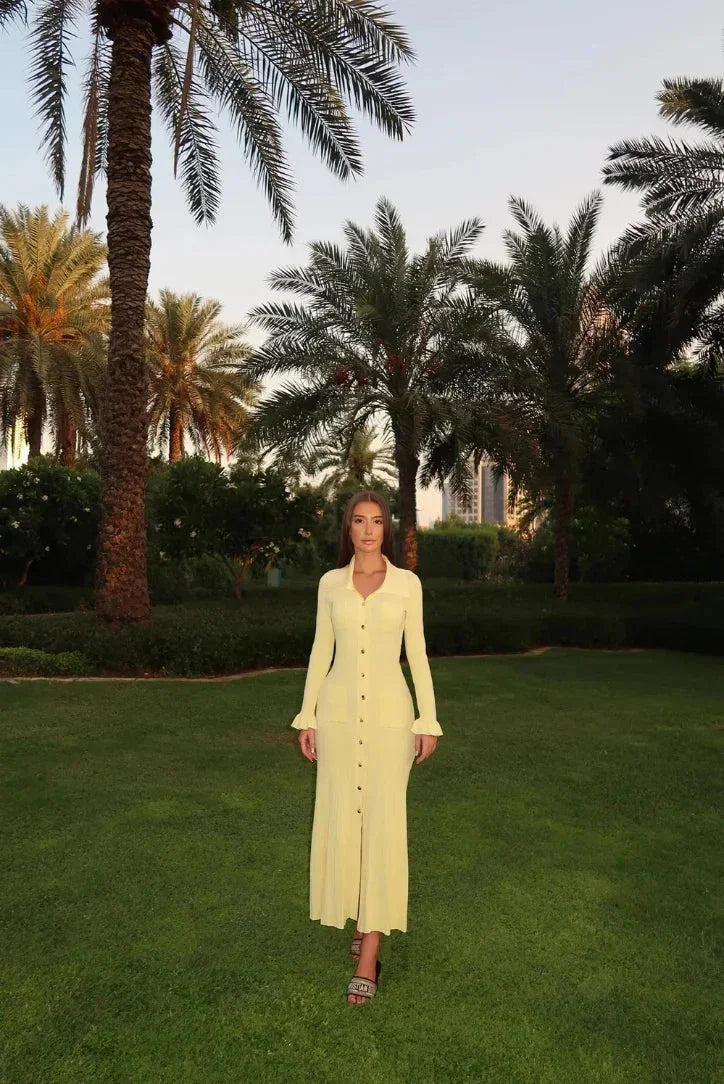 Robe midi élégante en coton, avec boutons sur le devant et manches longues, parfaite pour une tenue décontractée.