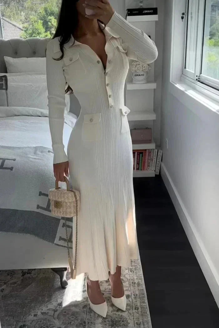 Robe midi en Ivoire, en tissu léger, avec boutons en façade et manches longues, parfaite pour une tenue élégante.