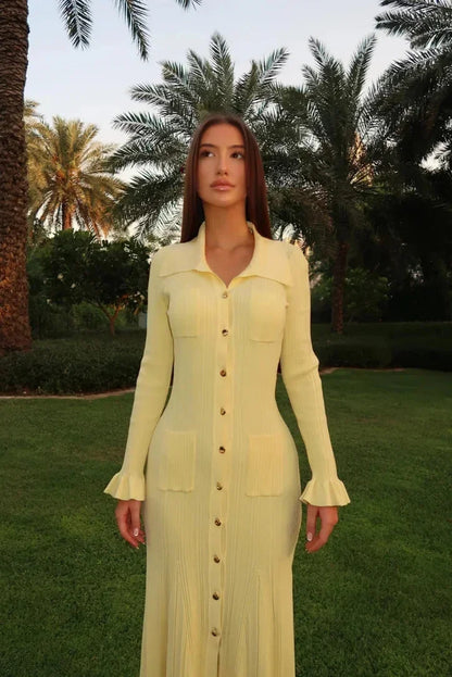 Robe midi jaune beurre en tissu léger, boutons sur le devant et manches longues. Parfaite pour les occasions formelles.