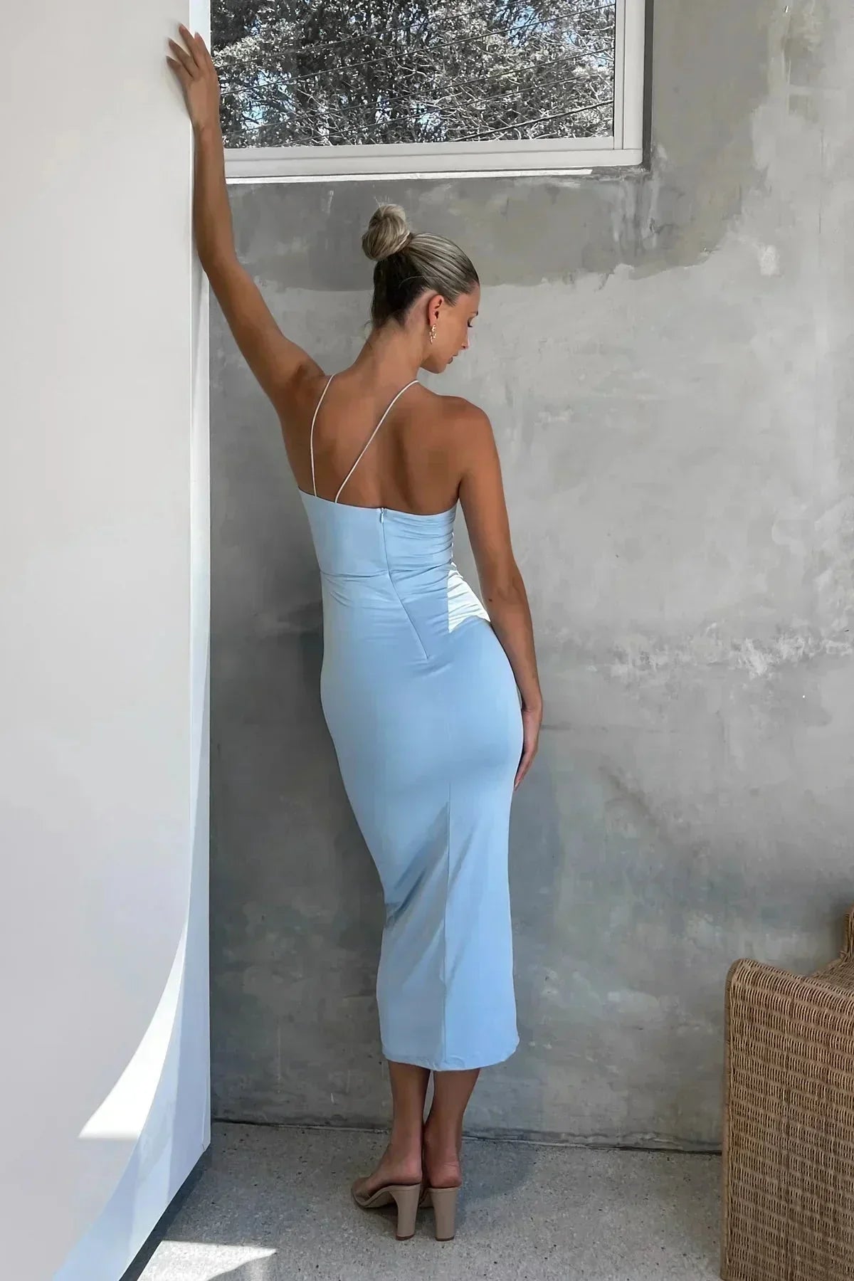 Robe midi moulante en tissu doux avec motifs floraux et col asymétrique sculptural, parfaite pour une tenue élégante.