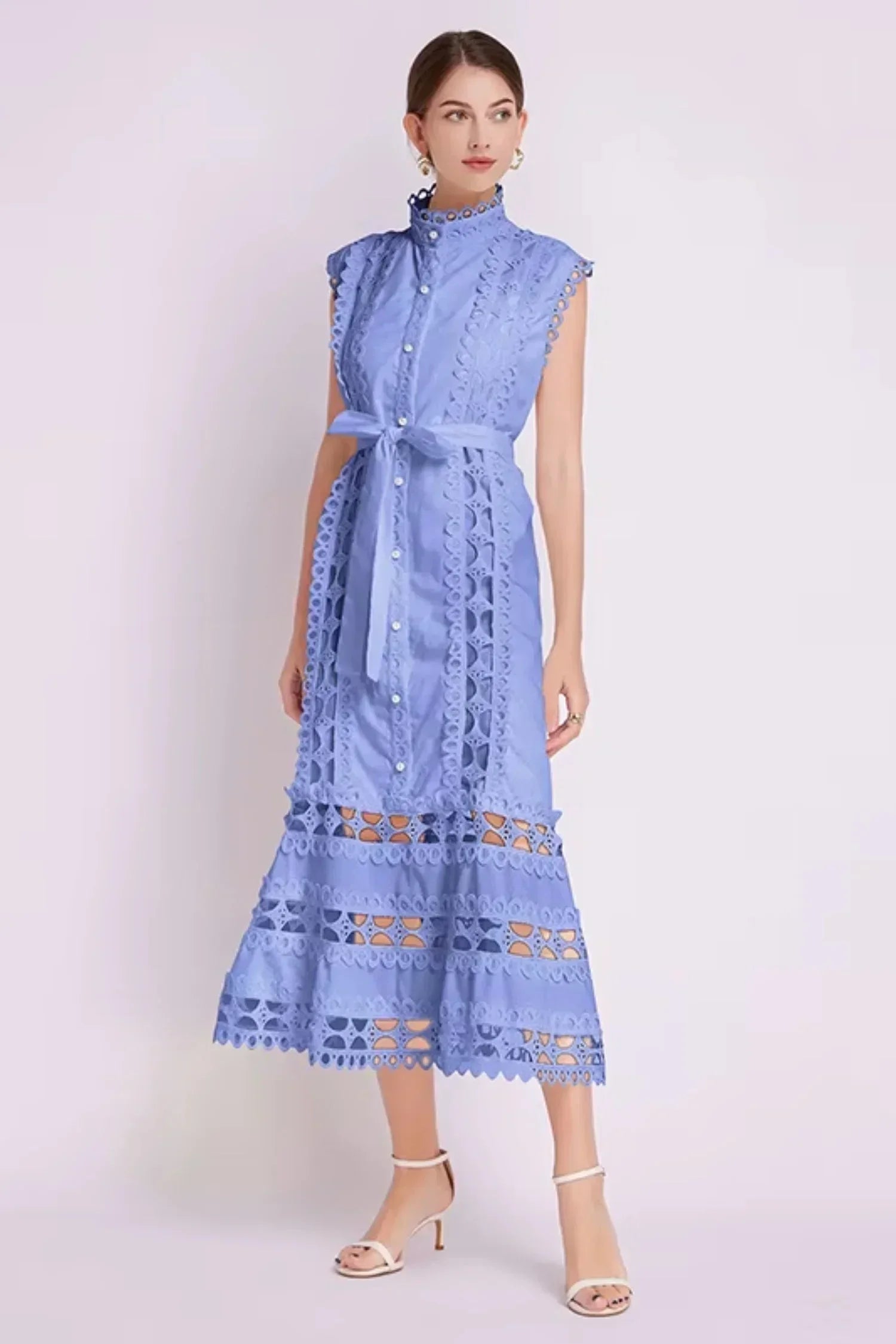 Robe midi noire sans manches en tissu léger, ornée de dentelle délicate et dotée d'une ceinture ajustable.