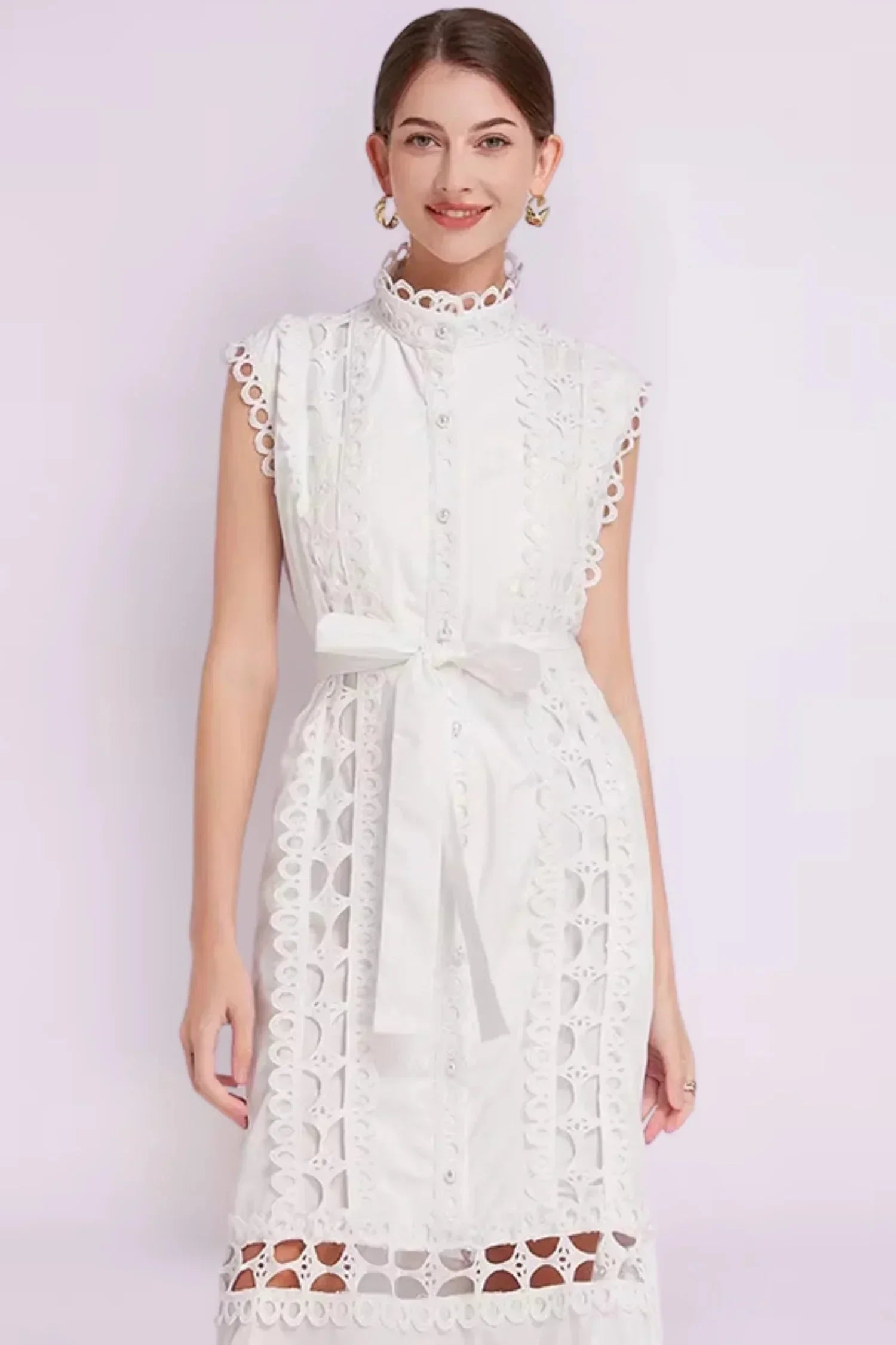 Robe midi noire sans manches en tissu léger, ornée de dentelle délicate et d'une ceinture ajustable pour un look élégant.