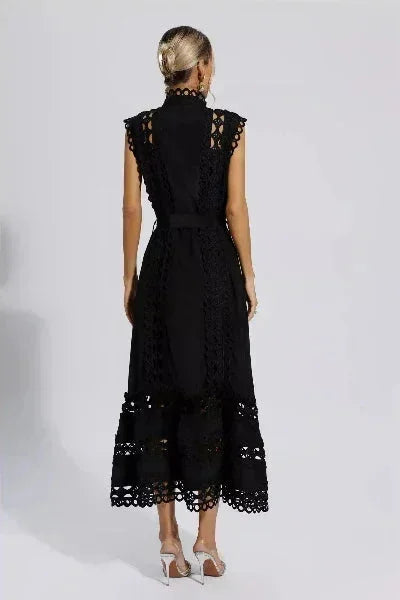 Robe midi noire sans manches en tissu léger, ornée de dentelle délicate et dotée d'une ceinture ajustable.