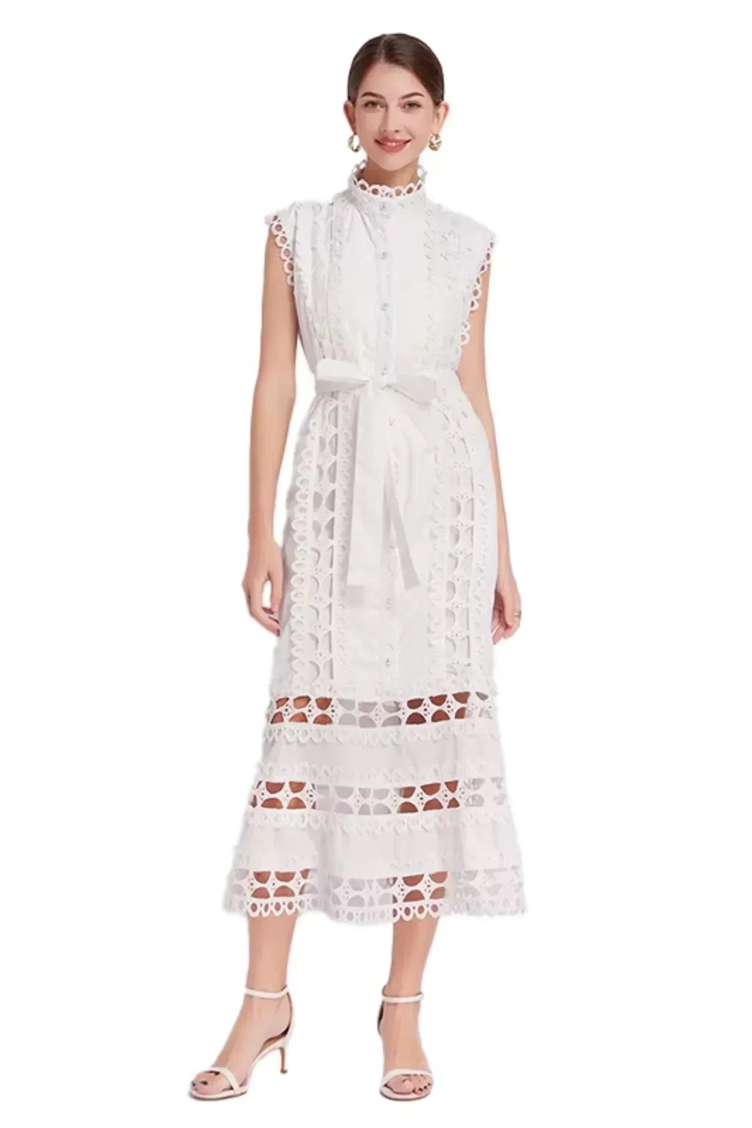 Robe midi noire sans manches en dentelle, design élégant avec ceinture pour cintrer la taille, parfait pour une tenue chic.