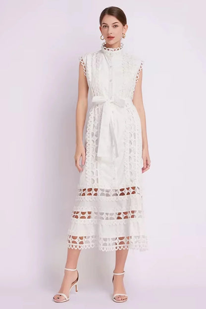 Robe midi noire sans manches en tissu léger, ornée de dentelle et équipée d'une ceinture ajustable.