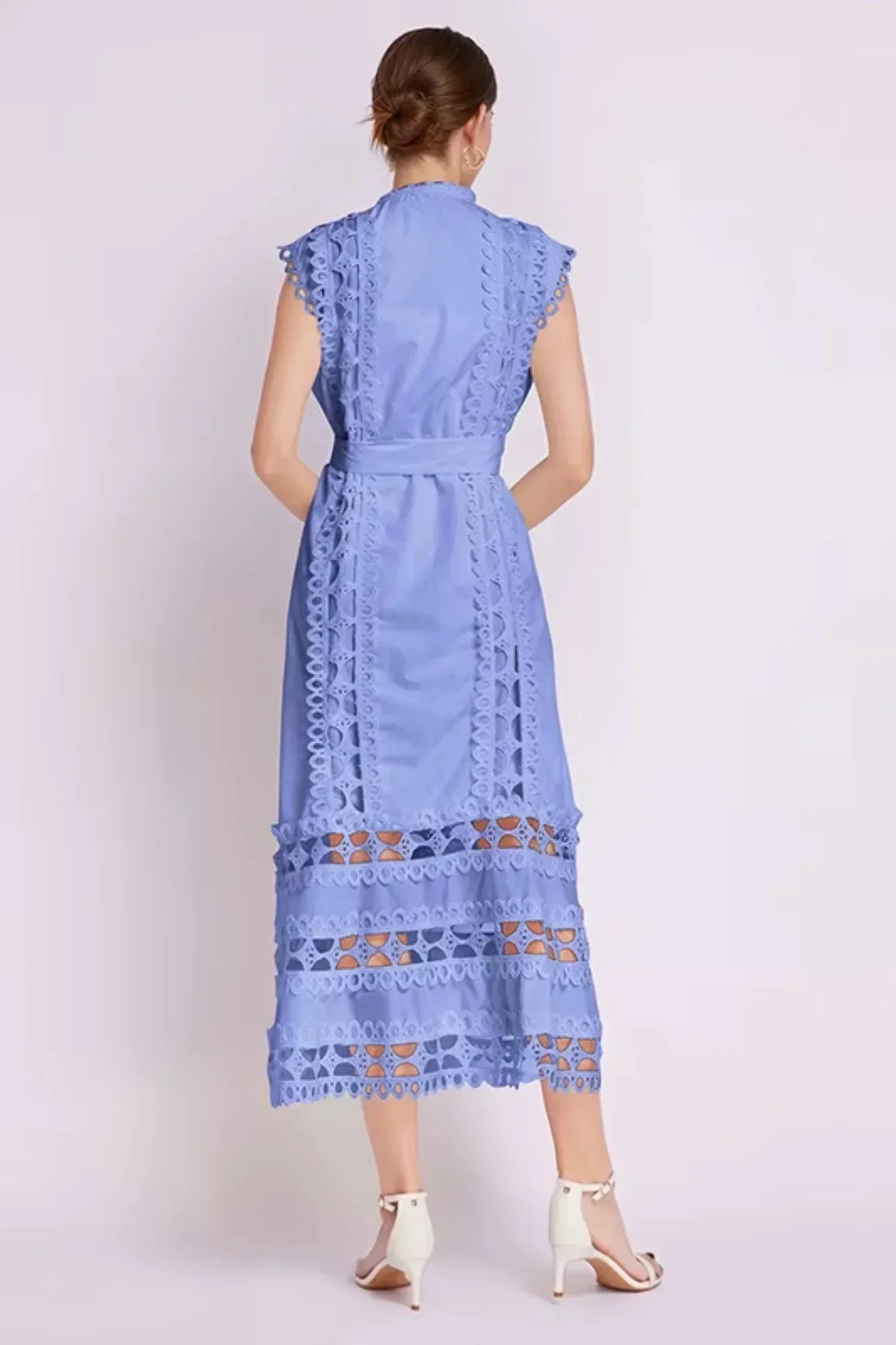 Robe midi noire sans manches, en tissu léger, avec dentelle délicate et ceinture ajustable pour un style élégant.