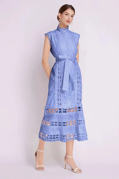 Robe midi noire sans manches en tissu léger, ornée de dentelle délicate et d'une ceinture ajustable à la taille.