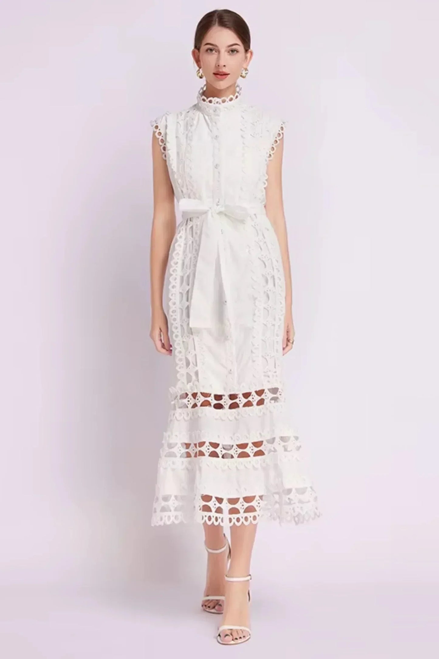 Robe midi noire sans manches en dentelle, dotée d'une ceinture pour marquer la taille et d'un design élégant et intemporel.