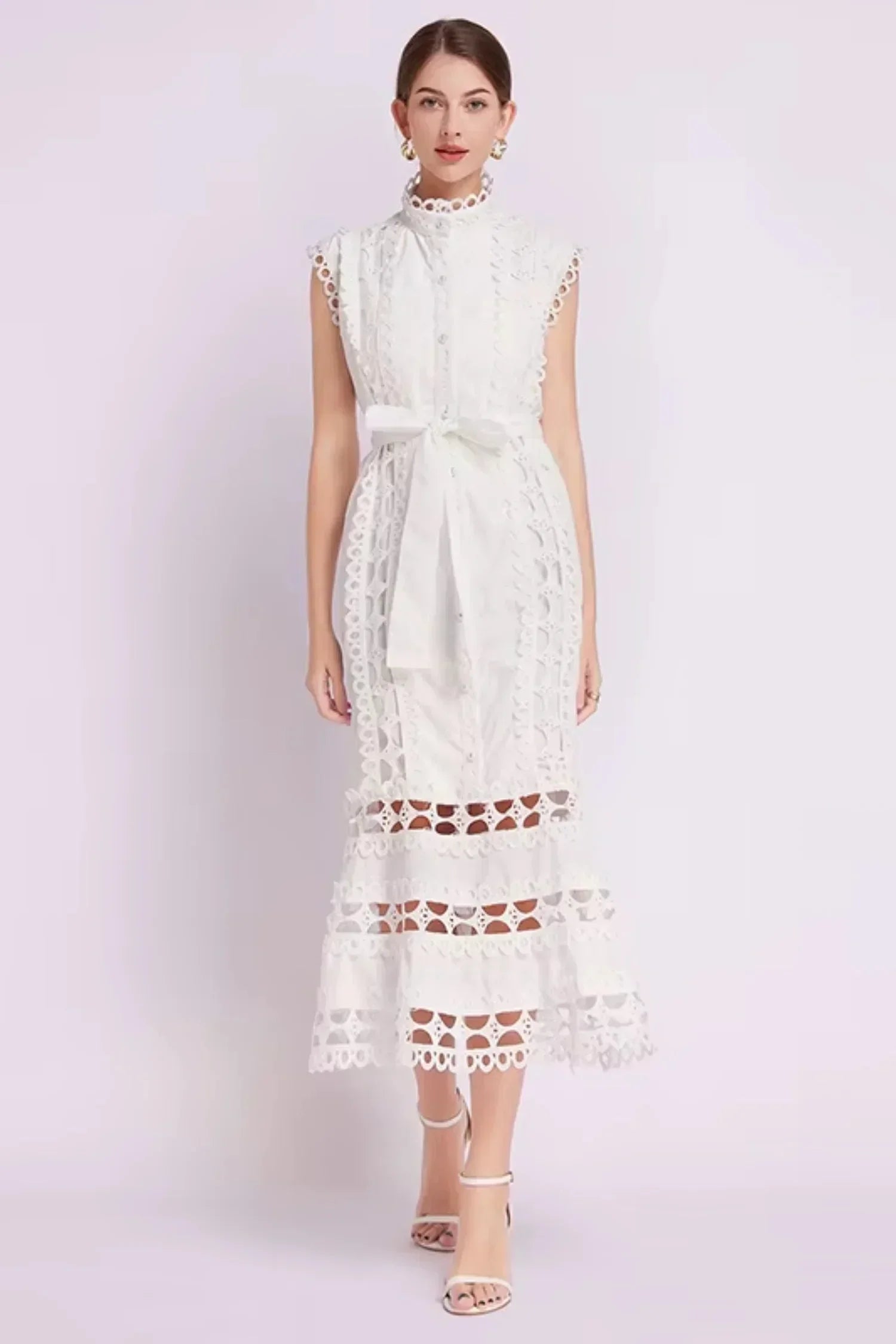 Robe midi noire sans manches en dentelle, dotée d'une ceinture pour marquer la taille et d'un design élégant et intemporel.