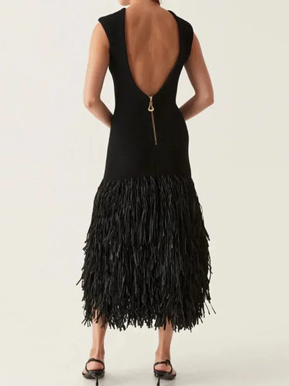 Robe midi noire sans manches en jersey, avec des franges élégantes sur le bas pour une touche unique lors des soirées.