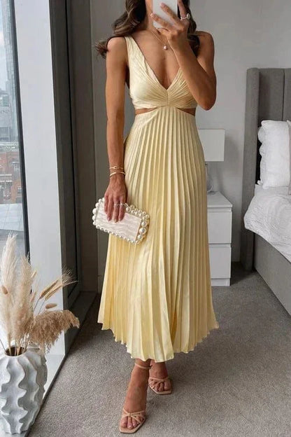 Robe midi plissée sans manches, col en V, avec découpes, en tissu léger, idéale pour des soirées élégantes.