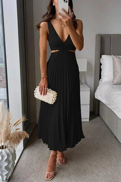 Robe midi plissée sans manches, col en V, découpes, en tissu léger pour une allure élégante et moderne lors des soirées.