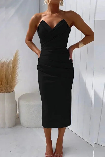 Robe midi noire sans bretelles, décolleté en cœur, en tissu fluide et léger, parfaite pour les soirées élégantes.