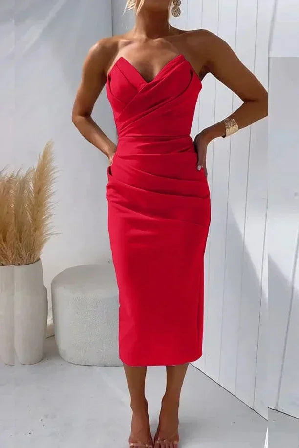 Robe midi sans bretelles rouge, décolleté en cœur, tissu fluide et léger, parfaite pour les soirées élégantes.