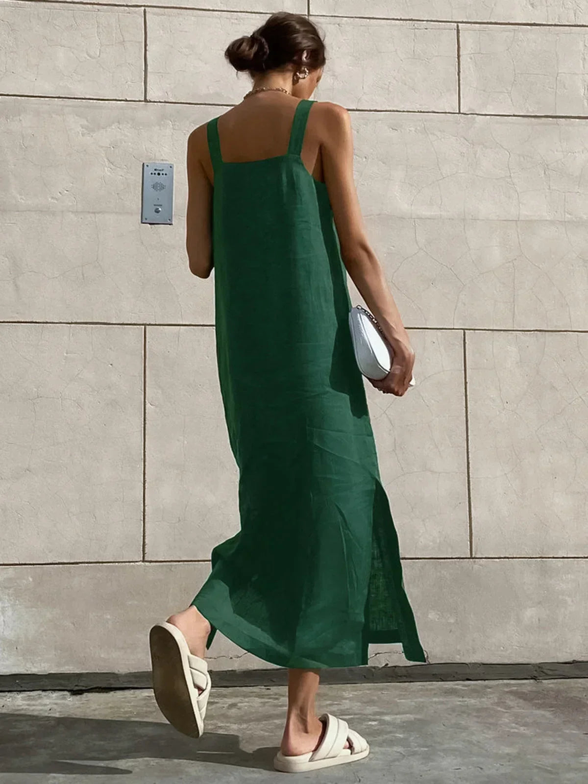 Robe midi sans manches en tissu léger, avec fente latérale pour une coupe ample idéale pour l'été.