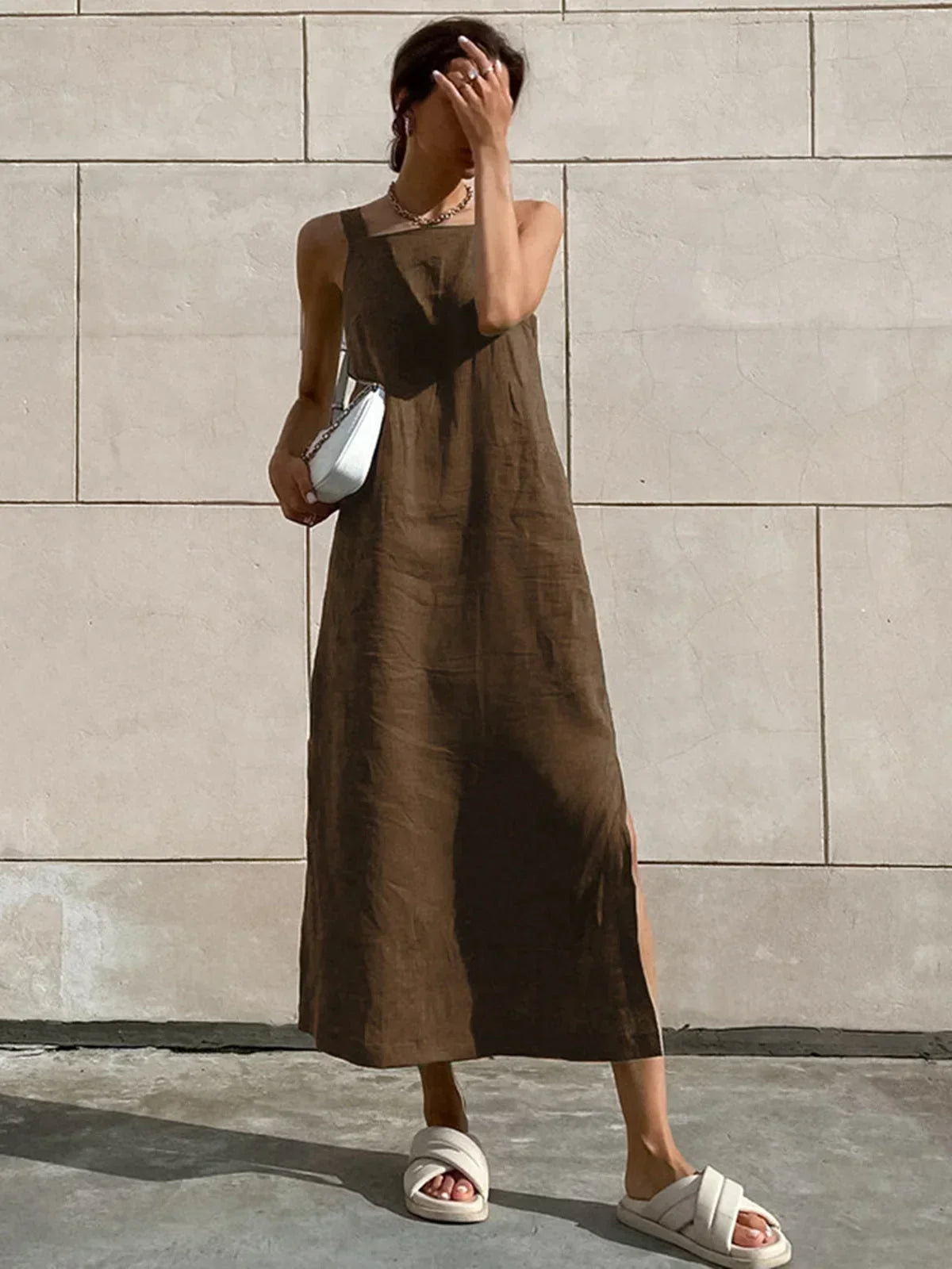 Robe midi sans manches en coton léger, avec fente latérale et coupe ample, idéale pour les journées chaudes d'été.