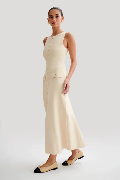 Robe midi sans manches en tissu côtelé, avec des boutons sur le devant, idéale pour l'été. Design simple et élégant.
