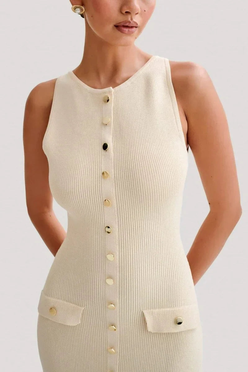 Robe midi sans manches en tissu côtelé, boutonnée sur le devant, idéale pour l'été avec un style décontracté.