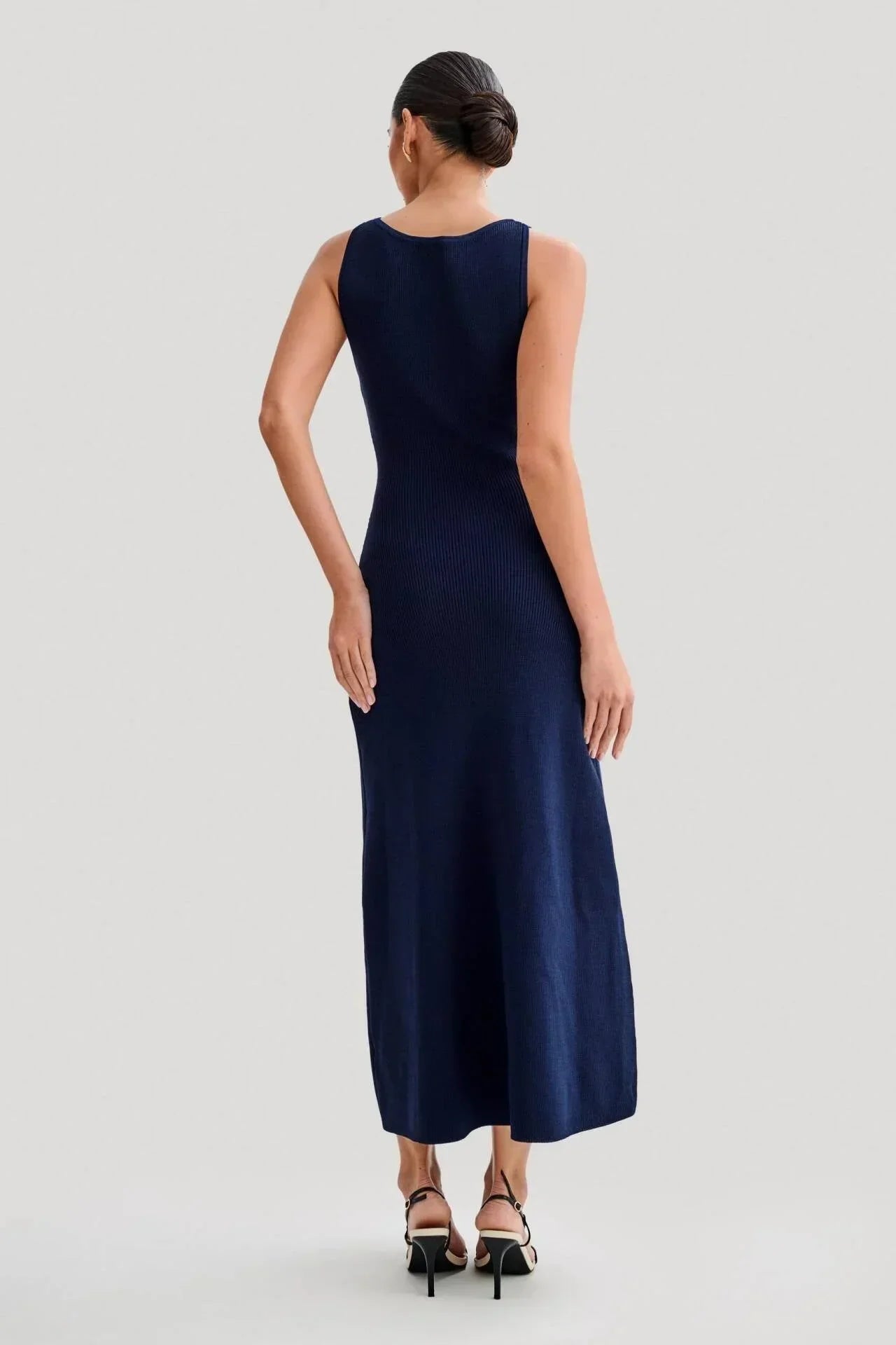 Robe midi sans manches en tissu côtelé avec un design boutonné, idéale pour les journées d'été.