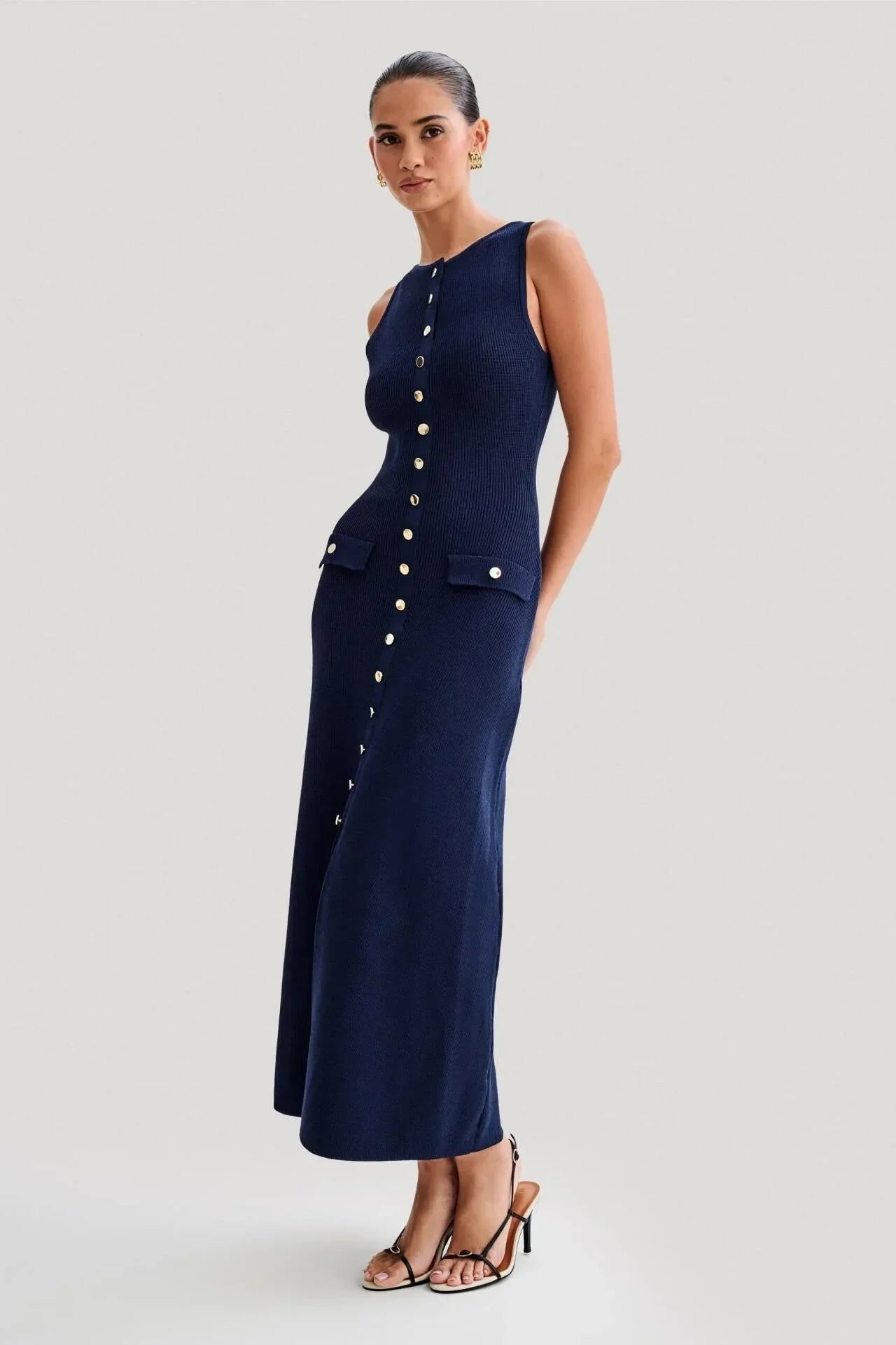 Robe midi sans manches en tissu côtelé, avec des boutons frontaux, idéale pour les journées d'été.