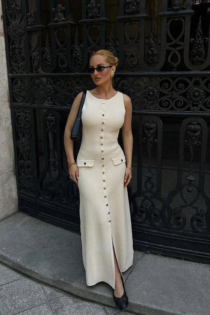 Robe midi sans manches en tissu côtelé avec boutons, idéale pour un look d'été décontracté et élégant.