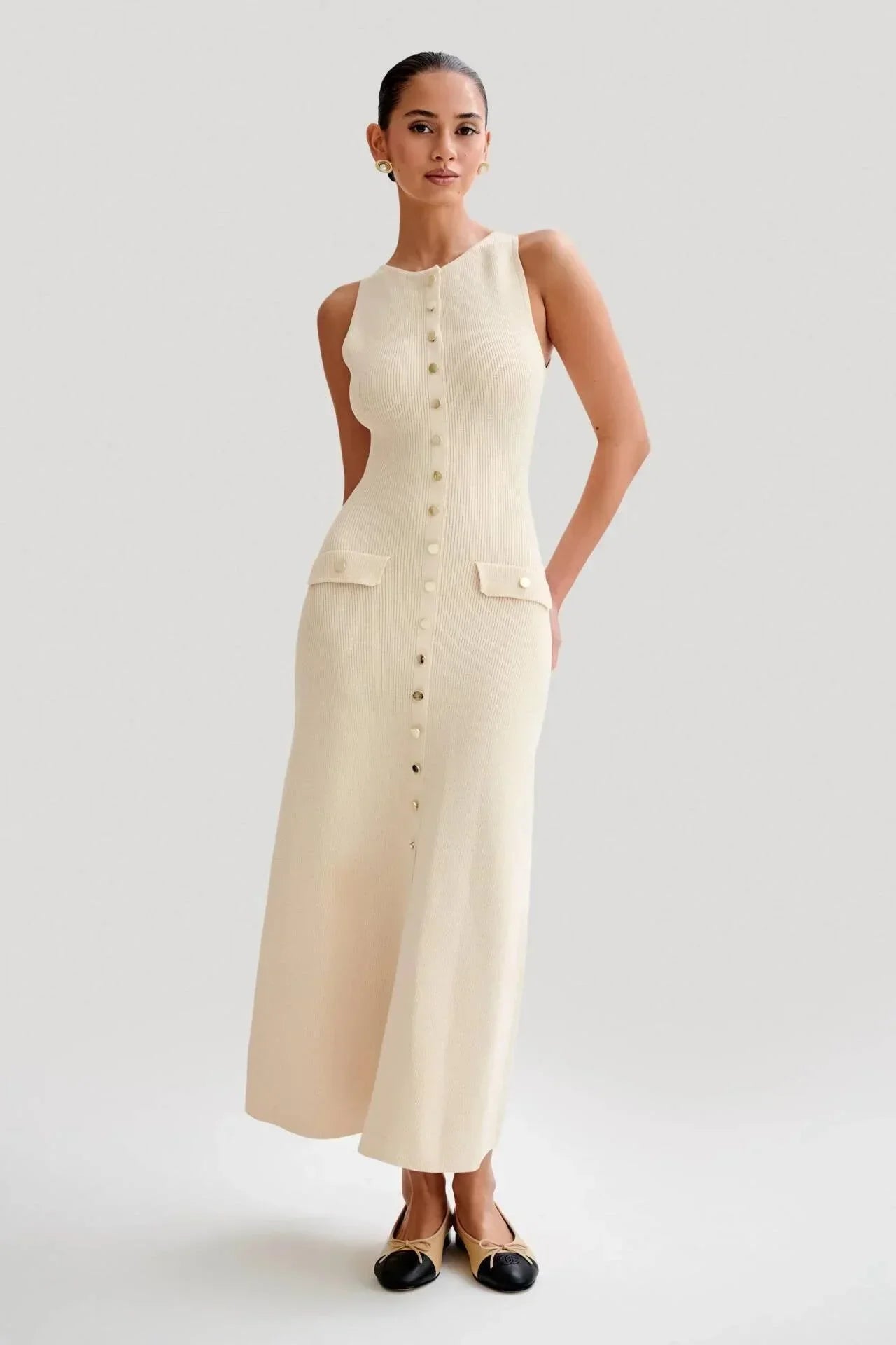 Robe midi sans manches en tissu côtelé, dotée de boutons sur le devant, parfaite pour les journées d'été.