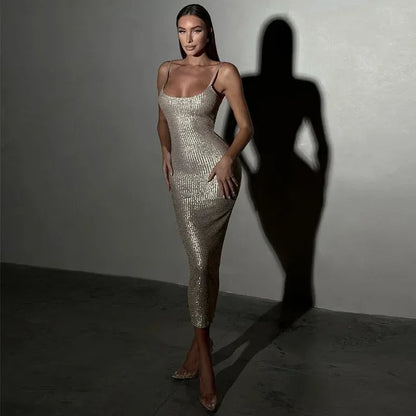 Robe midi scintillante ajustée avec bretelles fines, en tissu doux, idéale pour les soirées élégantes.