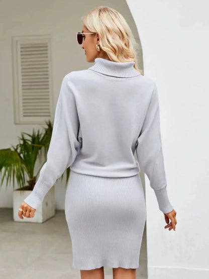 Robe midi tricotée en coton côtelé, col roulé et manches longues, idéale pour l'automne et l'hiver.
