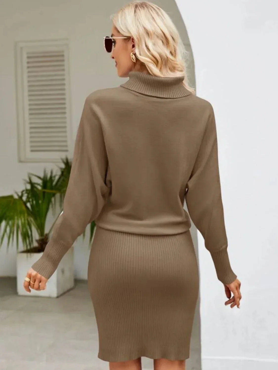 Robe midi en tricot côtelé, col roulé et manches longues, parfaite pour les saisons automne et hiver, en coton doux.
