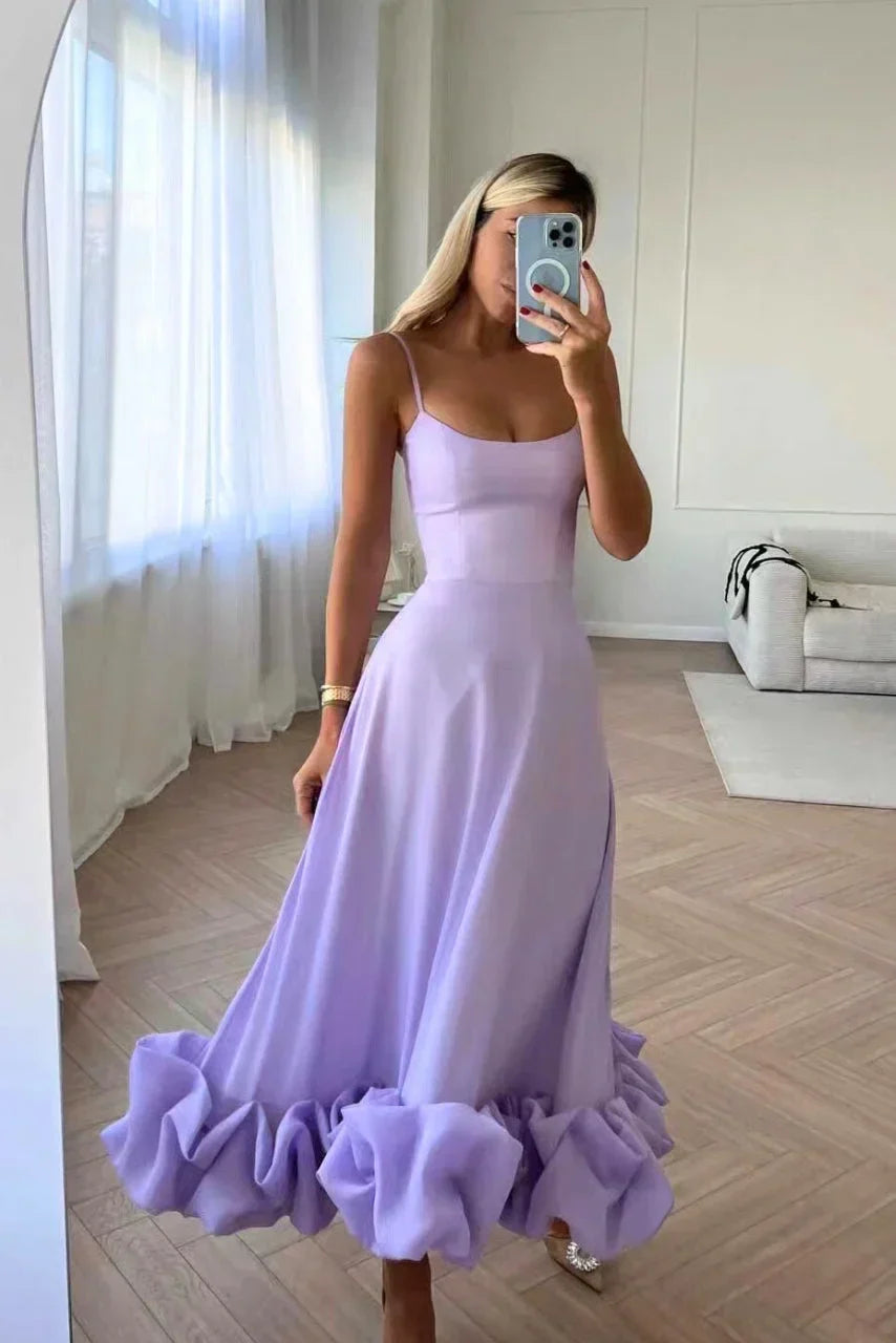 Robe midi unie sans manches, fabriquée en tissu léger, avec volants en bas pour une silhouette fluide et féminine.